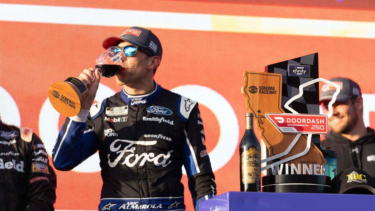 El piloto cubano Aric Almirola se sacó el clavo de una temporada llena de altibajos al ganar la DoorDash 250 de la serie Xfinity de NASCAR, el sábado en el autódromo de Sonoma en California.