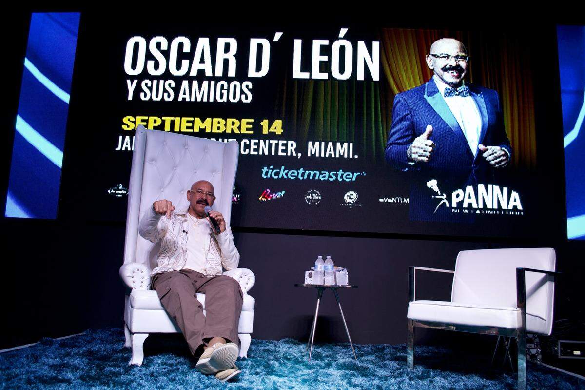 Oscar D’León celebra su aniversario número 52 y en un concierto y asegura que quiere seguir cantando “80 años más”.