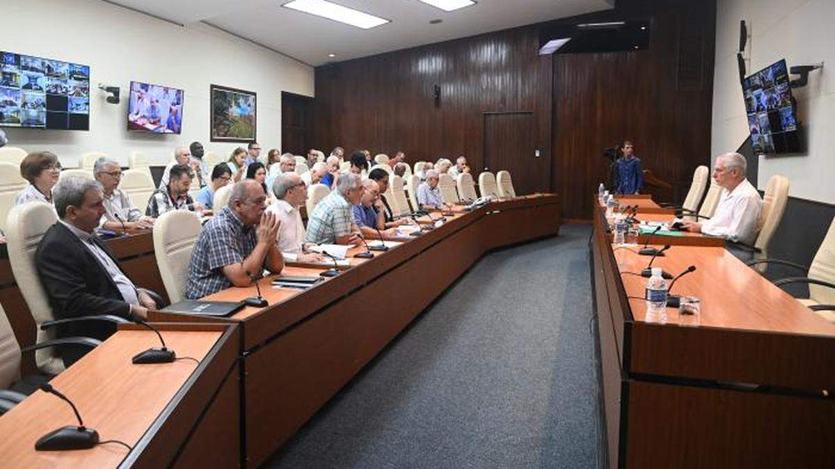 El gobernante cubano Miguel Díaz-Canel sostuvo una reunión el martes con expertos y científicos de la isla sobre nuevos proyectos contra la crisis energética.