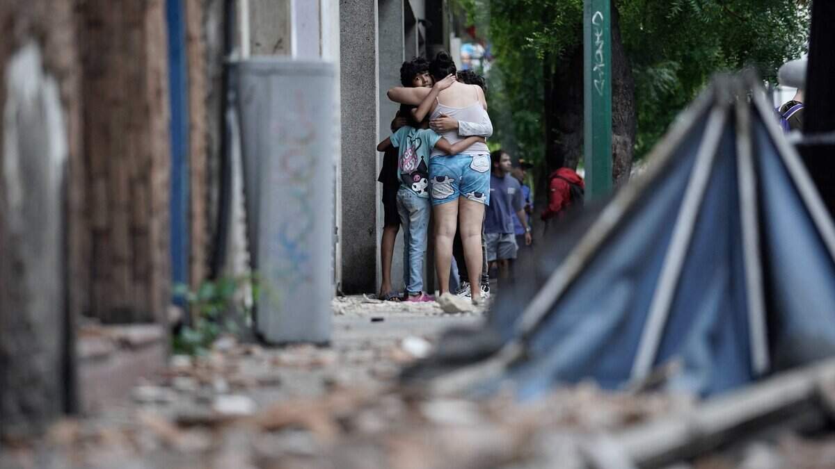 Personas permanecen en una calle tras un terremoto en Caracas el 24 de junio de 2026.