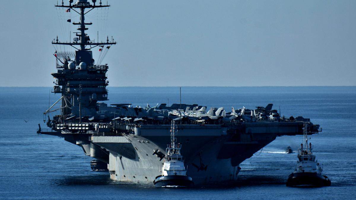 El portaaviones USS Harry S. Truman llega al puerto mediterráneo francés de Marsella.