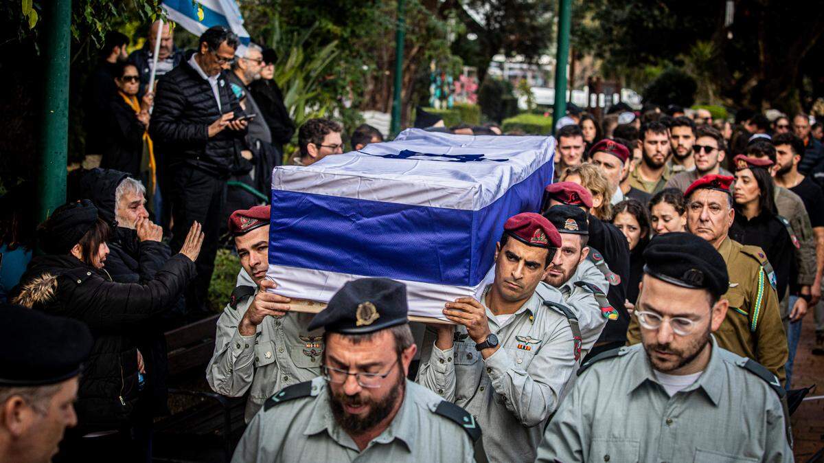 Soldados israelíes llevan el féretro de Ilay Levy, un soldado que murió durante la ofensiva de Israel en Gaza, en el cementerio militar de Tel Aviv, el martes 23 de enero de 2024.