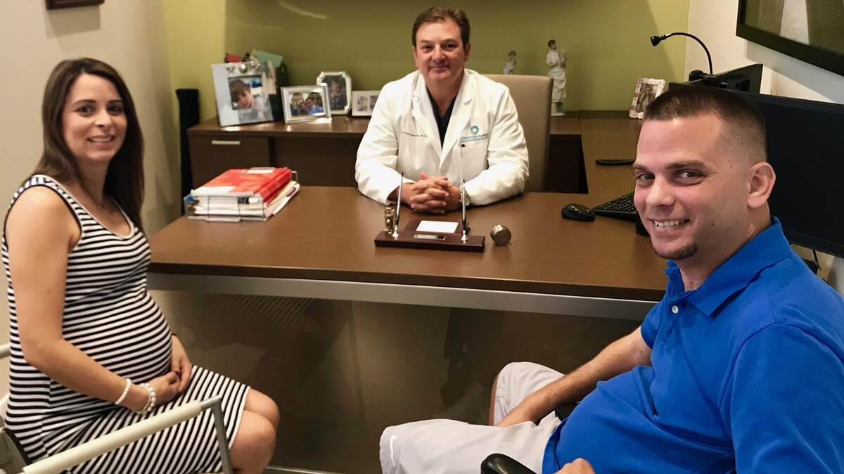 El matrimonio de Michelle y Alfredo Iglesias en la consulta con el Dr. Hernández Rey.