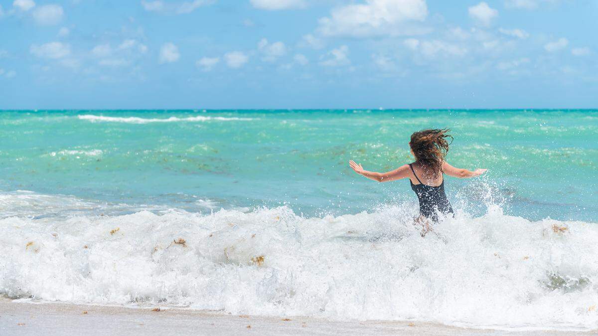 Una joven se refresca en el mar de Sunny Isles, Miami Beach.