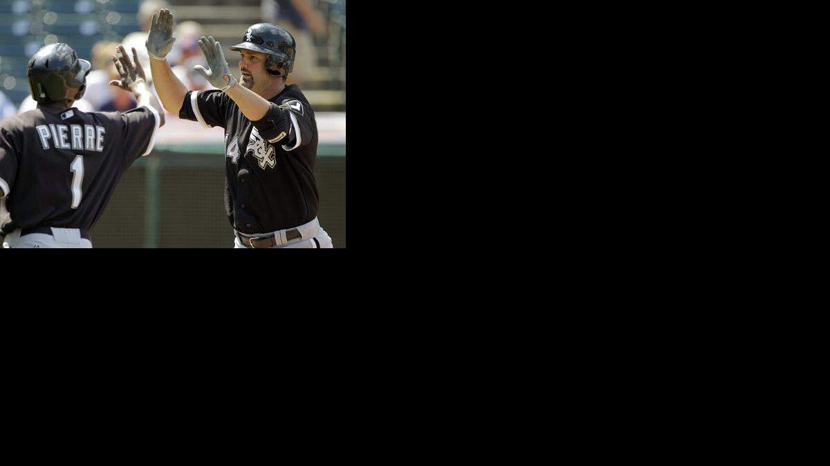 PAUL KONERKO (derecha) saluda a Juan Pierre al llegar a home el miércoles, después de disparar un cuadrangular de tres carreras decisivo para la victoria de los Medias Blancas sobre los Indios de Cleveland.