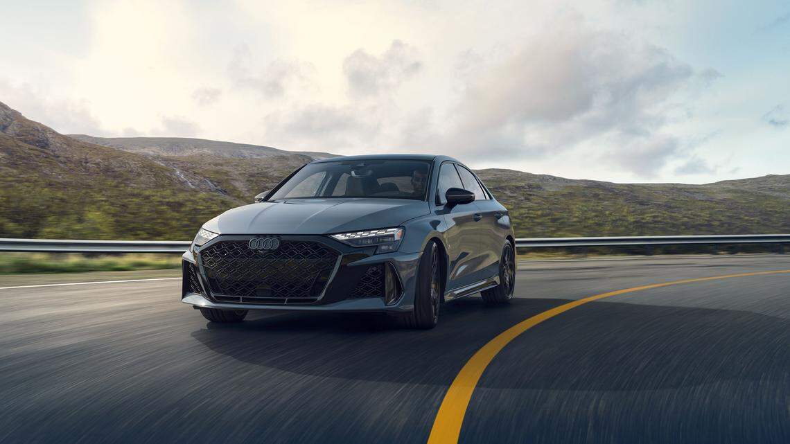 El Audi RS 3 del 2026 es un pequeño sedán increíblemente rápido y rebosante de personalidad, que destaca por su excepcional manejo y una comodidad sorprendentemente buena para un auto de altas prestaciones.