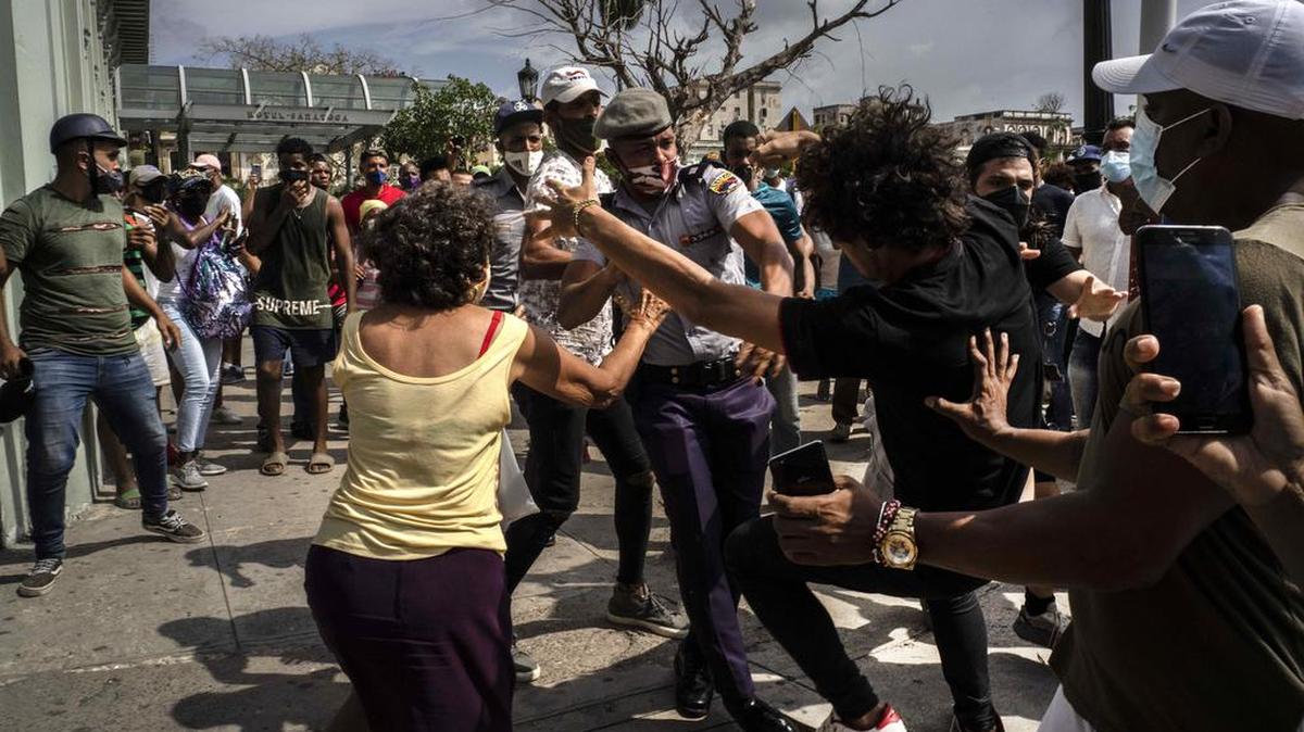 En esta fotografía de archivo del 11 de julio de 2021, la policía se pelea y detiene a un manifestante antigubernamental durante una protesta en La Habana, Cuba. AP / Ramon Espinosa, Archivo