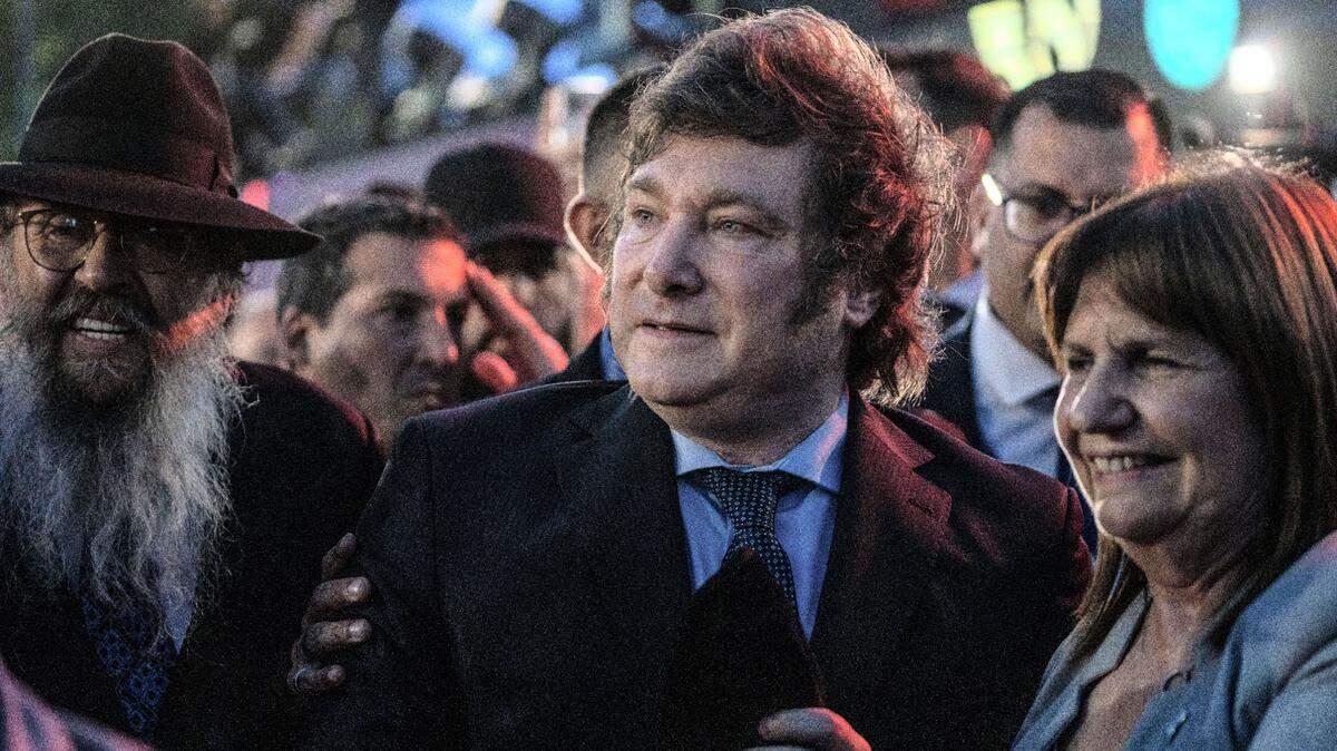 El presidente de Argentina, Javier Milei, participa en la ceremonia de encendido de velas para conmemorar la festividad de Janucá, el martes 12 de diciembre de 2023, en Buenos Aires.