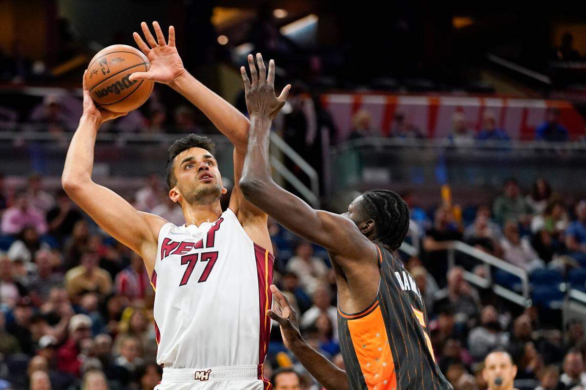 El centro del Heat Omer Yurtseven (77) tira al aro ante la marca de Mo Bamba, del Magic, en el partido celebrado el 10 de abril de 2022 en Orlando.