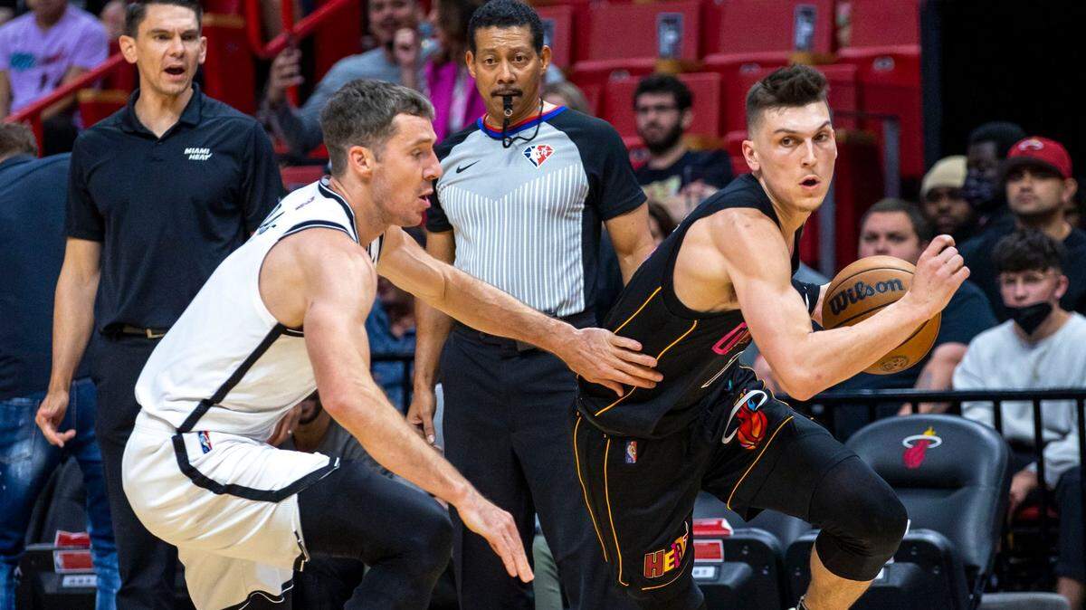 El escolta del Heat Tyler Herro (der.) conduce la pelota ante la marca de Goran Dragic, de los Nets de Brooklyn, en el partido celebrado el 26 de marzo de 2022 en Miami.