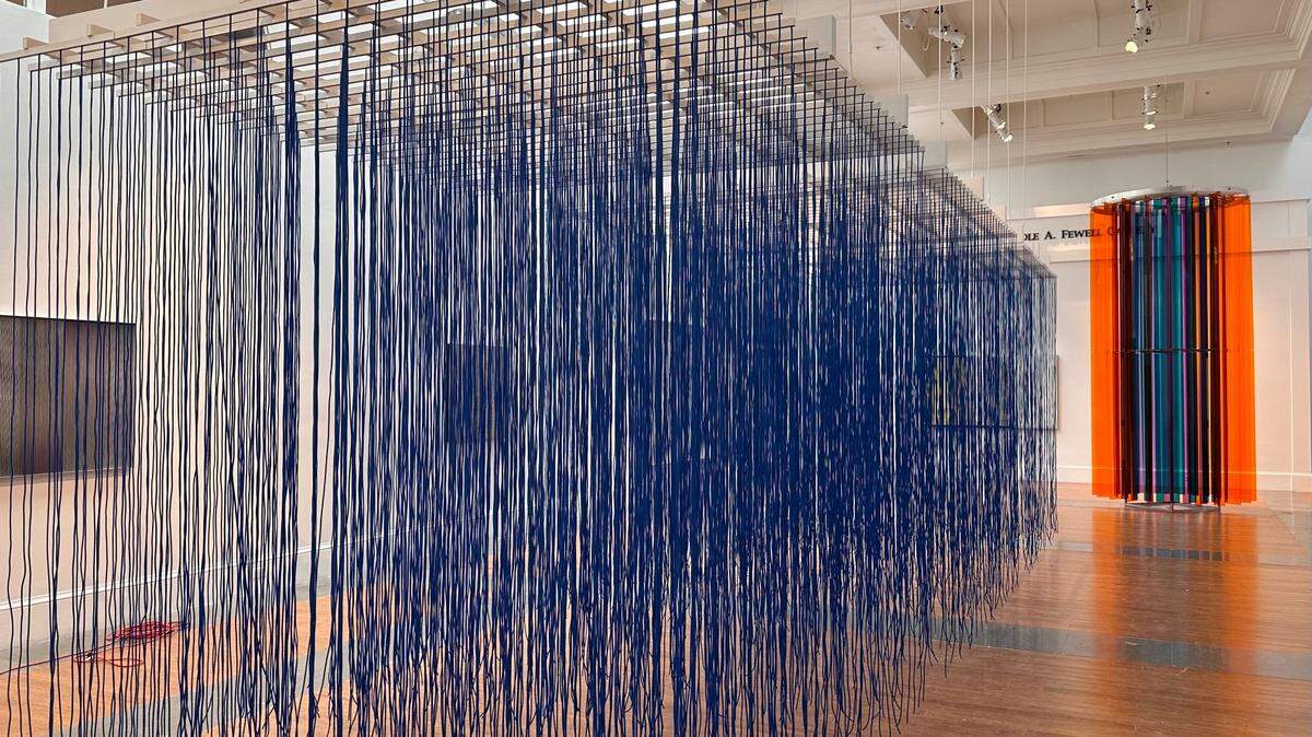 En el centro de la sala de la exposición “Maestros que cambiaron la ciudad” está el “Penetrable azul de Valencia”, 1999, de Jesús Soto. Madera y tubos de PVC. 