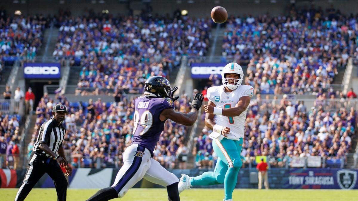 El quarterback de los Dolphins Tua Tagovailoa pasa el ovoide ante la defensa de los Ravens, en el partido celebrado el 18 de septiembre de 2022 en Baltimore.
