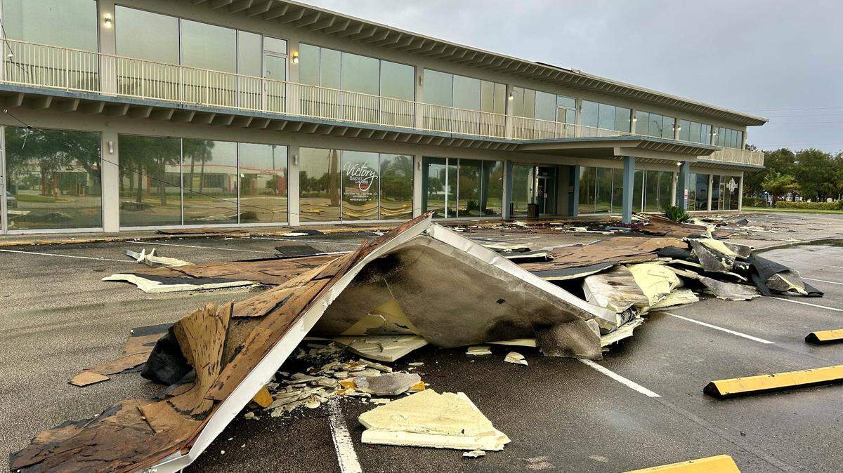 Un edificio comercial en el complejo Buena Vista en Titusville dañado por el huracán Milton. Negocios y comercios en condados floridanos afectados por Milton pueden pedir préstamos de emergencia de fondos estatales y también solicitar ayuda federal a FEMA.