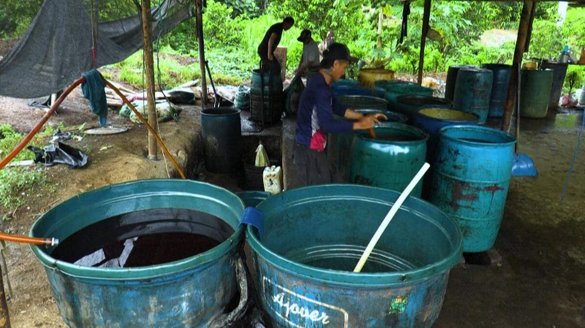 Laboratorios improvisados con techo de hojalata donde se produce la pasta base de coca, como en esta foto, son comunes en el sector del río Micay, en el departamento del Cauca, Colombia. Un grupo guerrillero disidente de las FARC controla esta región y la producción de pasta base de coca, que es usada por los narcotraficantes para producir cocaína.