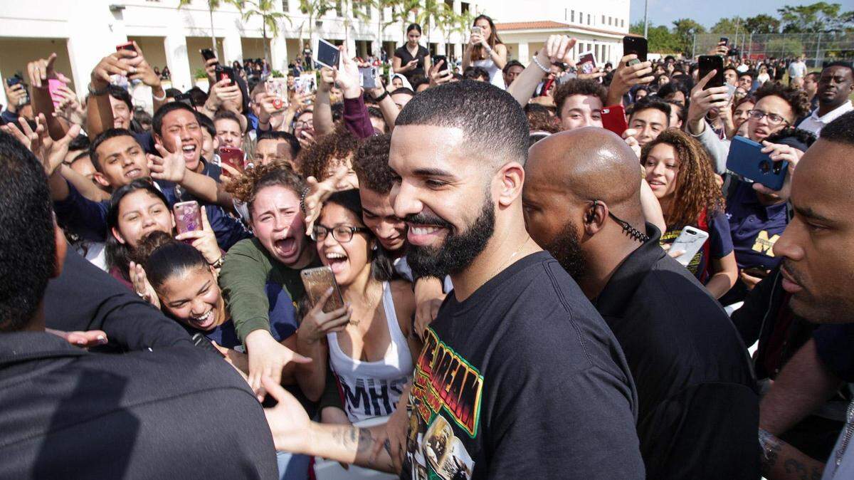 Estudiantes reaccionan muy emocionados durante una visita de Drake en la Escuela Secundaria Miami Senior el lunes 5 de febrero.