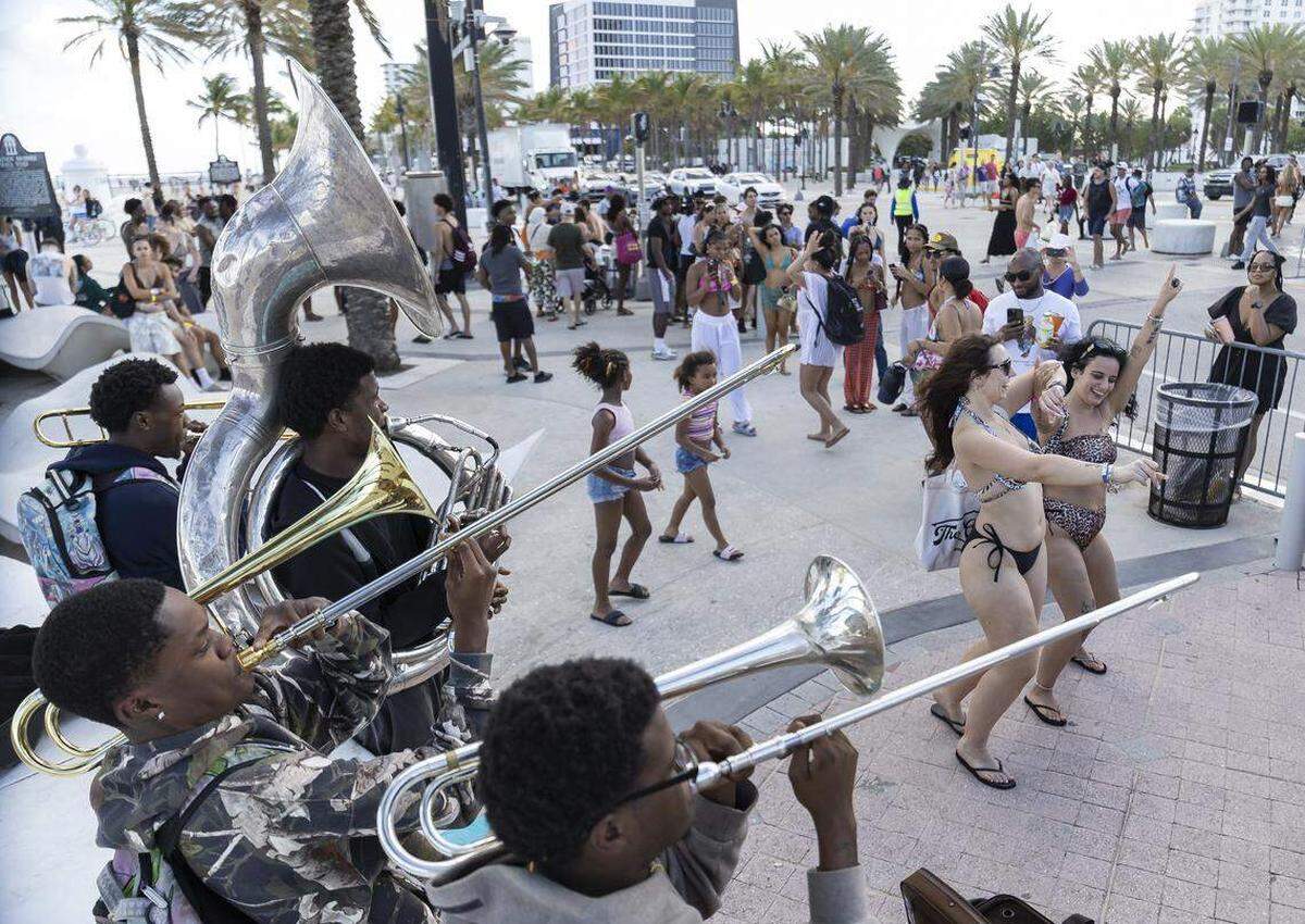 La banda A1 Brass ofrece una actuación mientras la gente recorre el Fort Lauderdale Beach Boulevard durante las vacaciones de primavera en Las Olas Beach, el viernes 20 de marzo de 2026, en Fort Lauderdale, Florida.