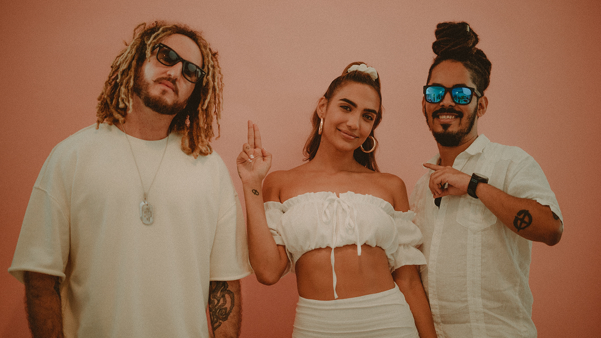 Emiliano Torres y Camilo Sierra, del grupo Xperimento, junto a Manú Manzo.