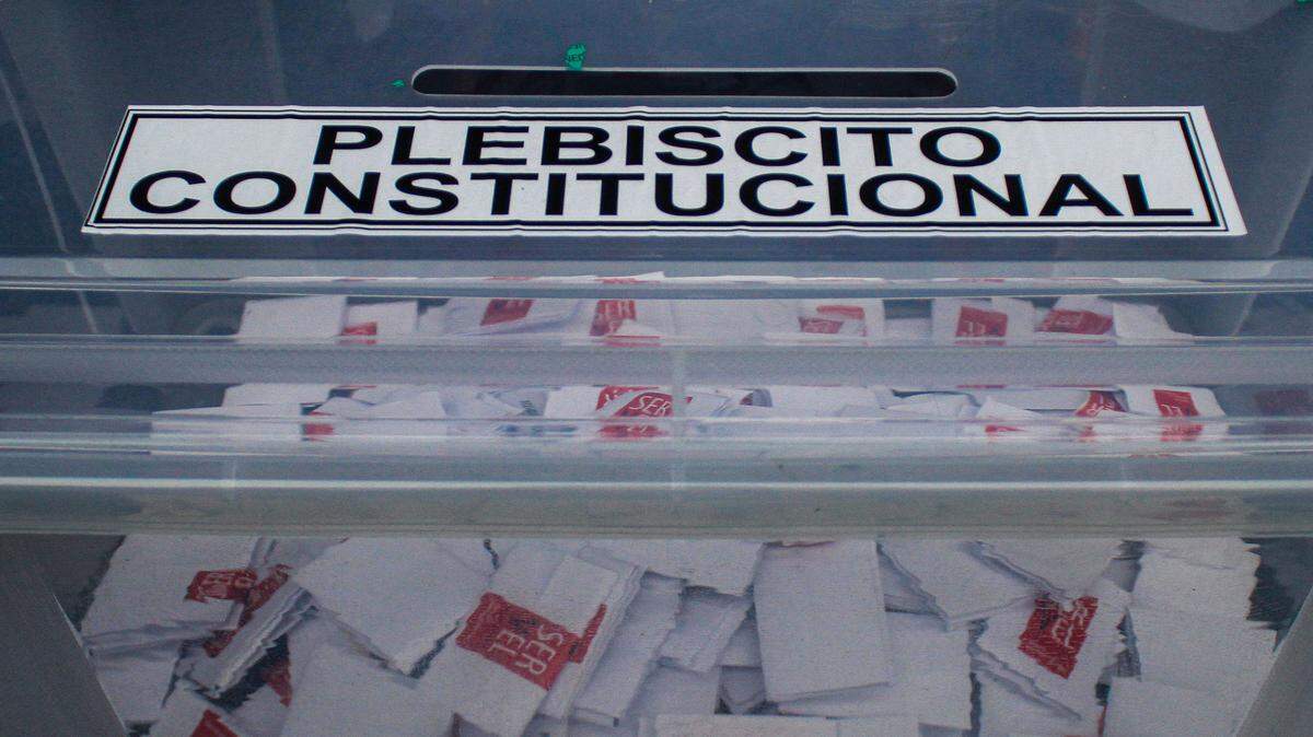 Una urna electoral muestra los votos depositados durante el plebiscito constitucional de Chile, el 4 de septiembre de 2022.