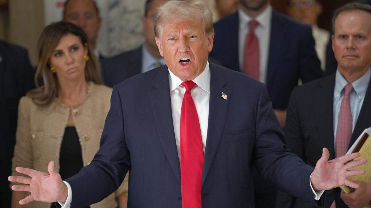 El expresidente Donald Trump se dirige a los medios de comunicación desde la Corte Suprema de Manhattan, Nueva York, en donde enfrenta un juicio civil por fraude corporativo, el miercoles 4 de octubre de 2023.