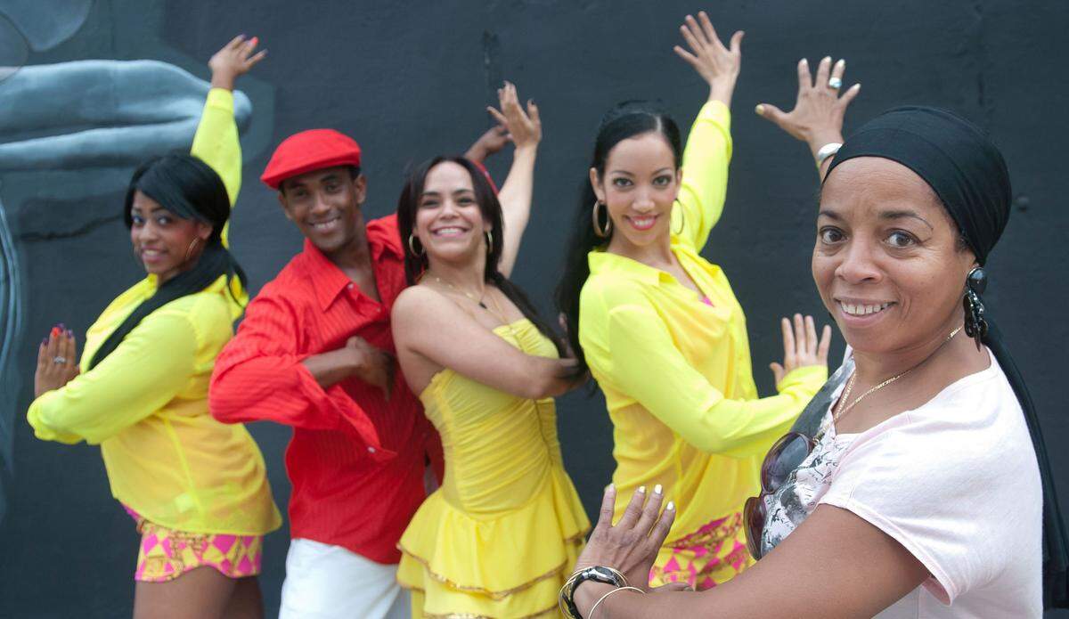 Deyanira Formental, Juinier Quintero, Siuleydde Rivera, Giselle Molina y Neri Torres, directora artística de la agrupación.