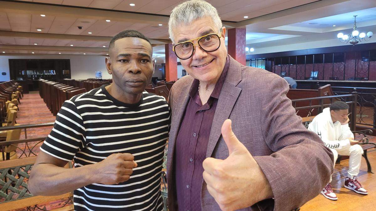 Guiillermo Rigondeaux, con el promotor Luis de Cubas Sr., está de vuelta. El veterano peleador cubano romperá un largo período de inactividad y regresará al cuadrilátero el próximo 24 de febrero en una velada de Warriors Boxing que tendrá lugar en el Hialeah Park.