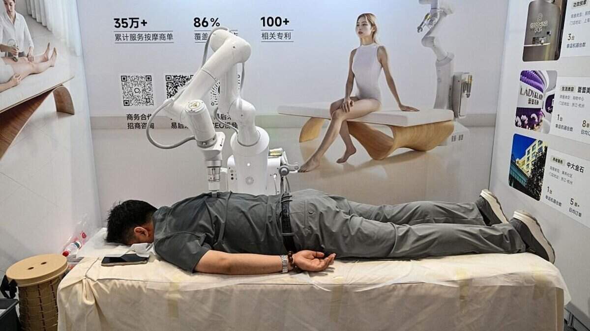 Un hombre recibe un masaje de un robot impulsado por inteligencia artificial durante la Exposición Internacional de Dispositivos Médicos de Shanghái, en Shanghái, el 25 de junio de 2026.