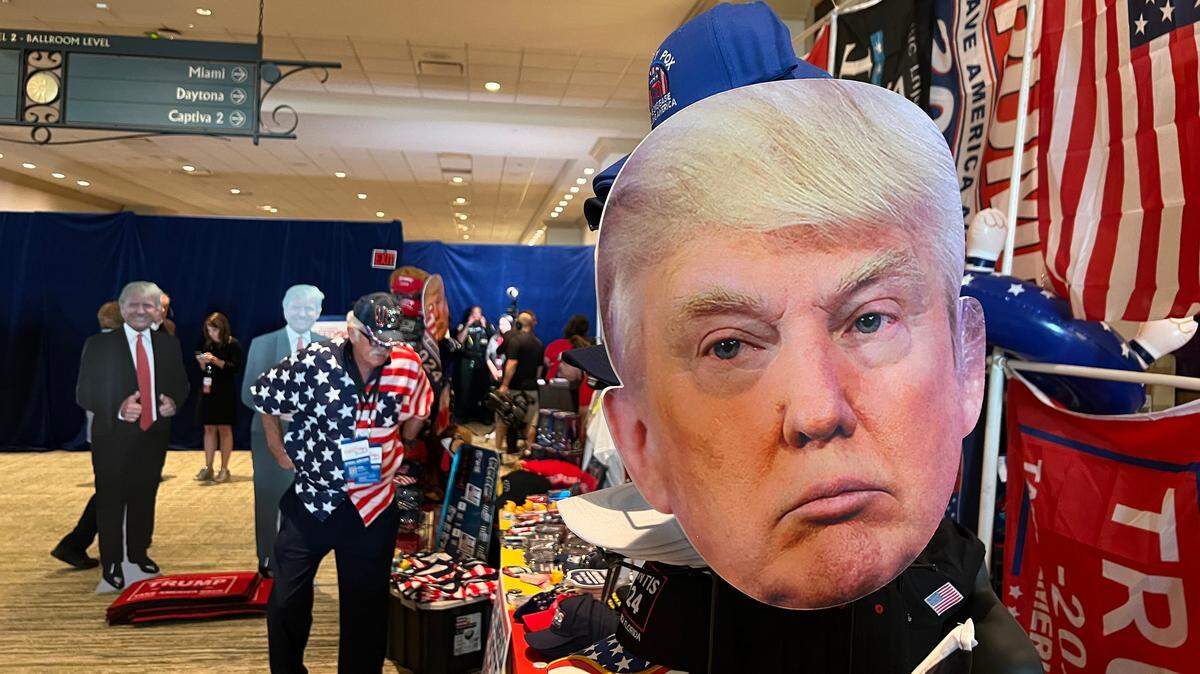 Material de campaña del expresidente Donald Trump está a la venta durante un evento del Partido Republicano de Florida, en el Centro de Convenciones y Resort Gaylord Palms en Orlando, el sábado 4 de noviembre de 2023.