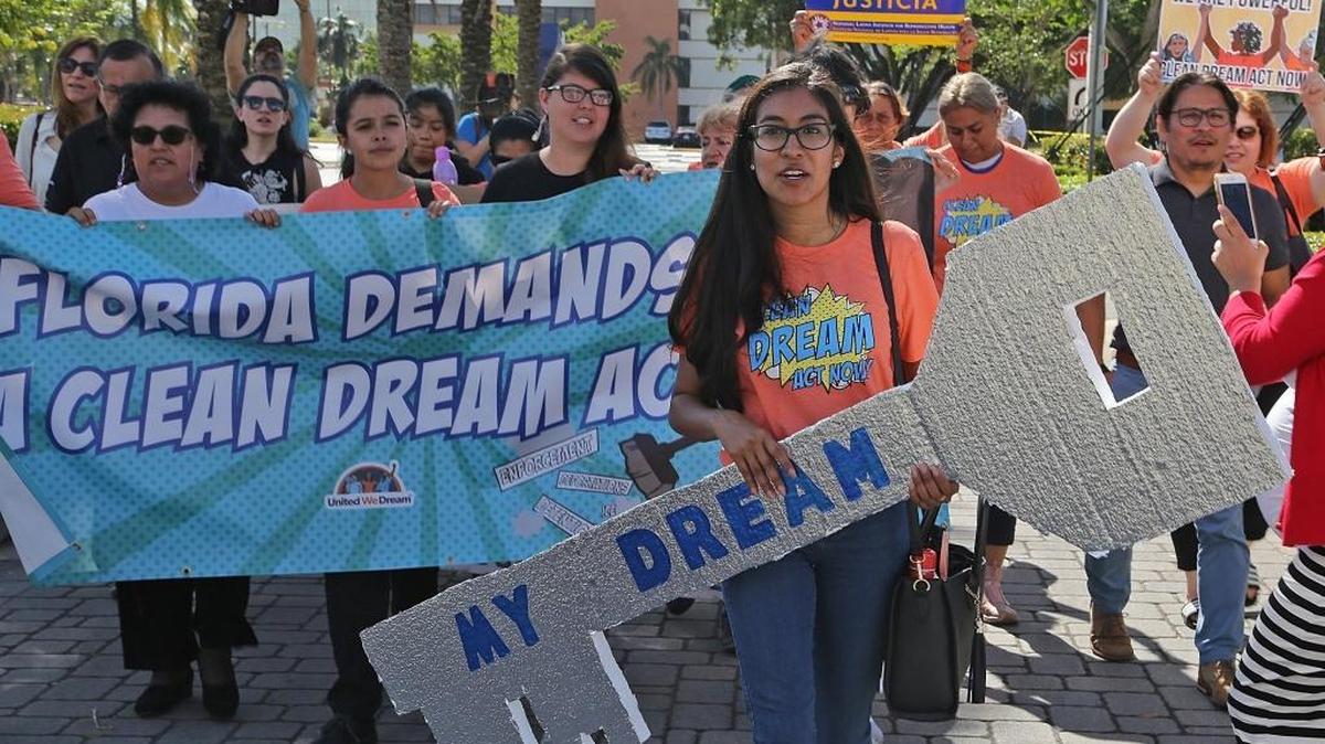 NERY LOPEZ (centro), beneficiaria del DACA, lidera una manifestación de apoyo a los ‘dreamers’ frente a la oficina del senador Marco Rubio en Doral, en una imagen del 22 de enero del 2018.