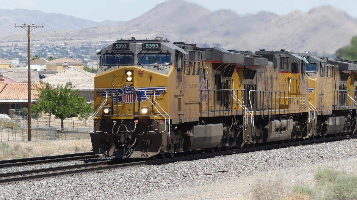 La compañía de trenes Union Pacific se apresta a adquirir a su competidora Norfolk Southern con lo que se creará la mayor empresa ferroviaria de Estados Unidos, mediante una operación valorada en $85,000 millones.