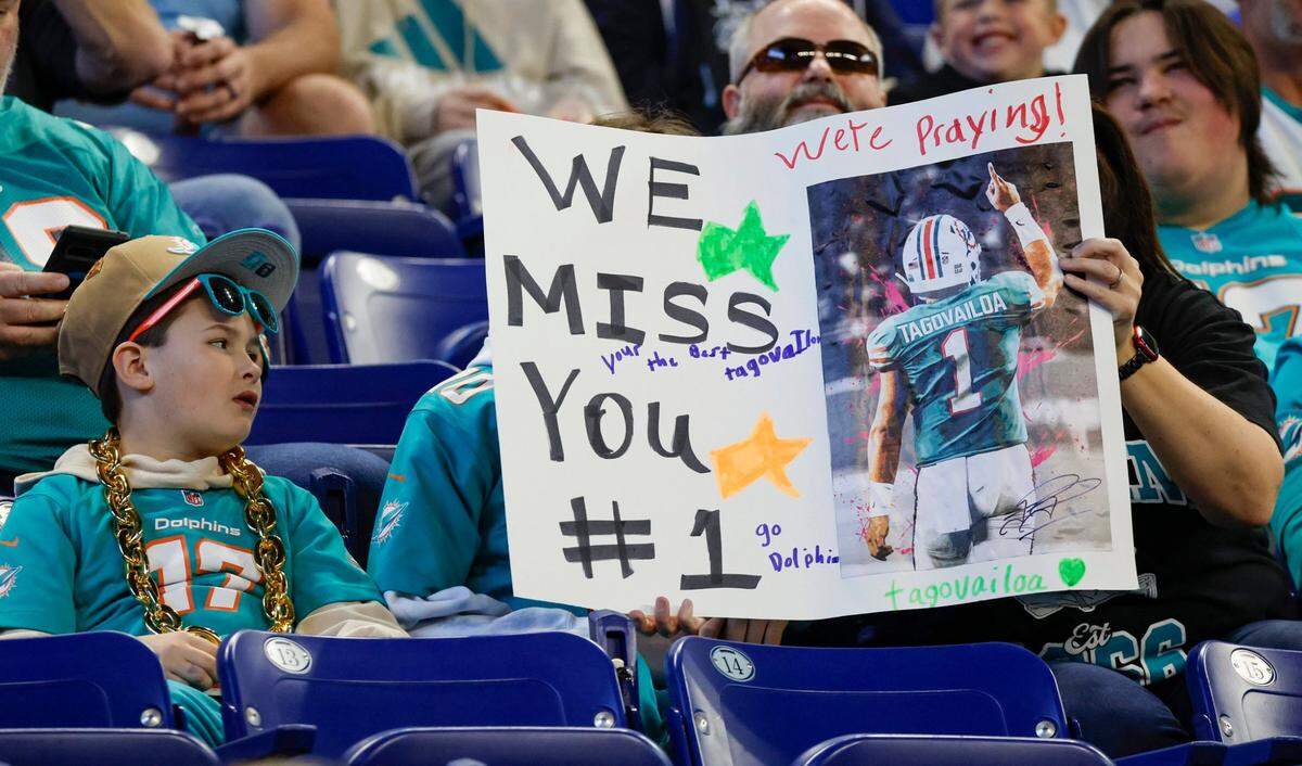 Fanáticos de los Dolphins de Miami muestran su apoyo al quarterback Tua Tagovailoa durante el partido contra los Colts, celebrado el domingo 20 de octubre de 2024 en Indianápolis.