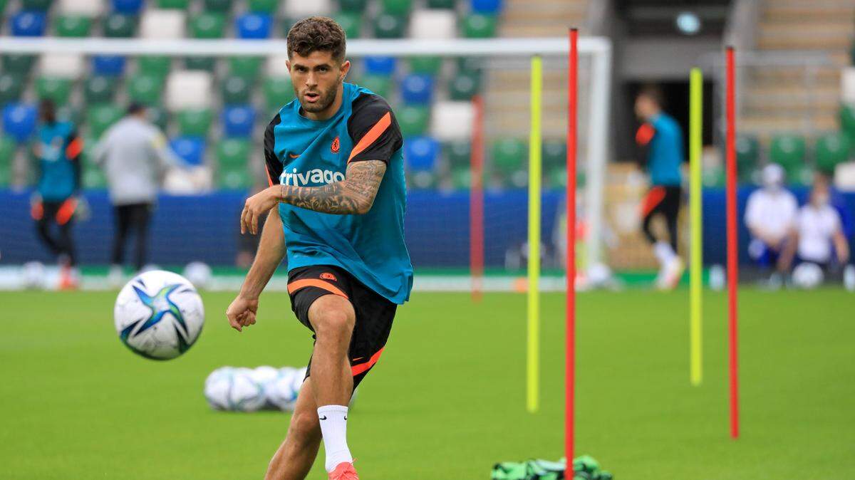 El delantero Christian Pulisic entrena con su equipo, el Chelsea, en el Windson Park, en Belfast, Irlanda del Norte., el 10 de agosto de 2021. Pulisic está listo para ayudar a EEUU en el choque contra México este 12 de noviembre.