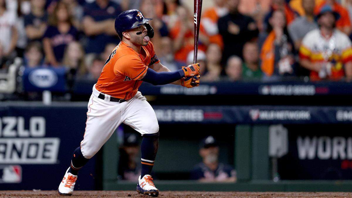 Uno de los que sigue ahí es José Altuve, quien pegó un cuadrangular en la séptima entrada, una especie de puntillazo, que resultó su número 22 en postemporada para empatar con el ex Yankee Bernie Williams en el segundo puesto de todos los tiempos.