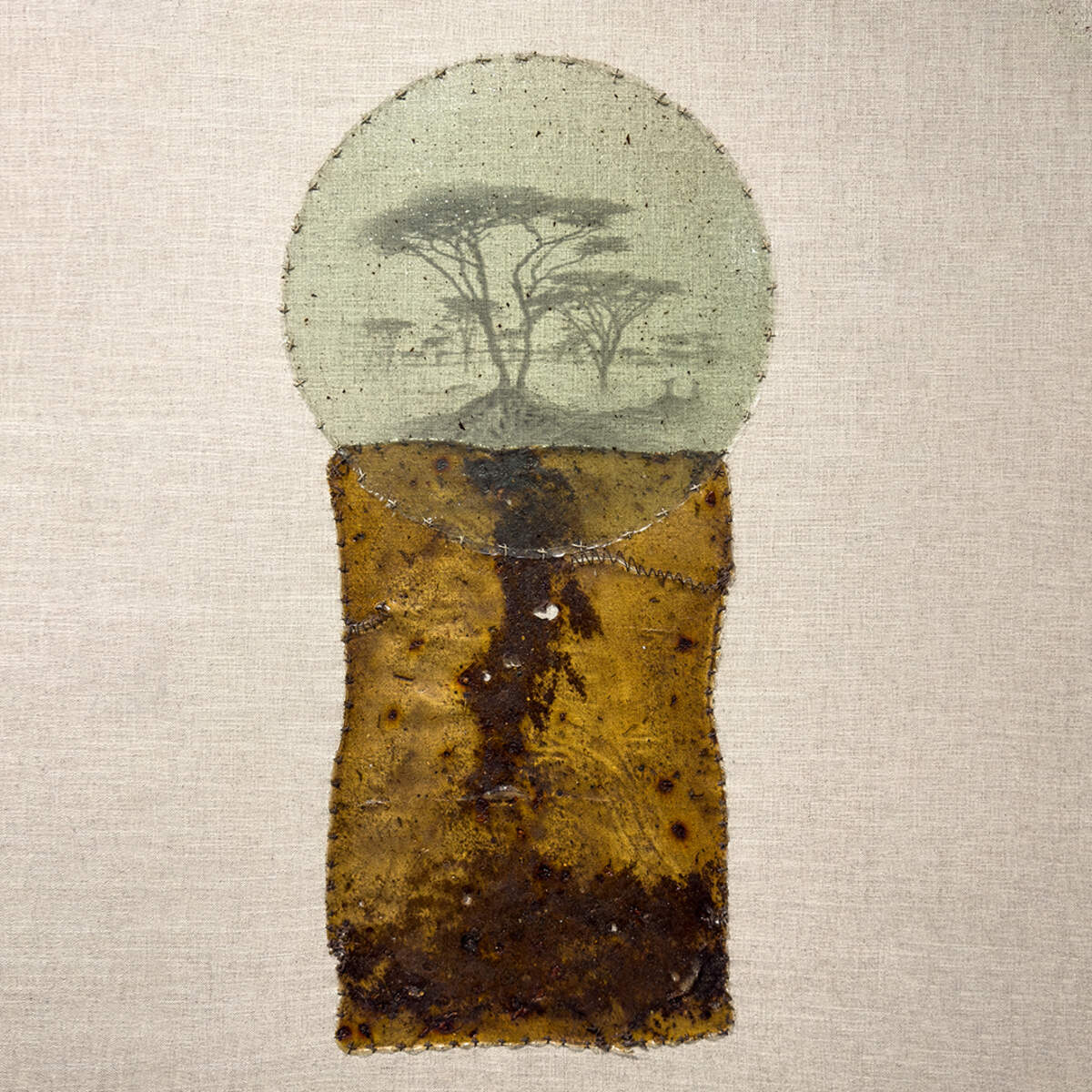 “Mycelium Flow”, 2024, de Verónica Riedel. Conjunto de biomateriales y fibras naturales bordadas sobre fotografías impresas sobre lino, 29.3 x 43.3 pulgadas.