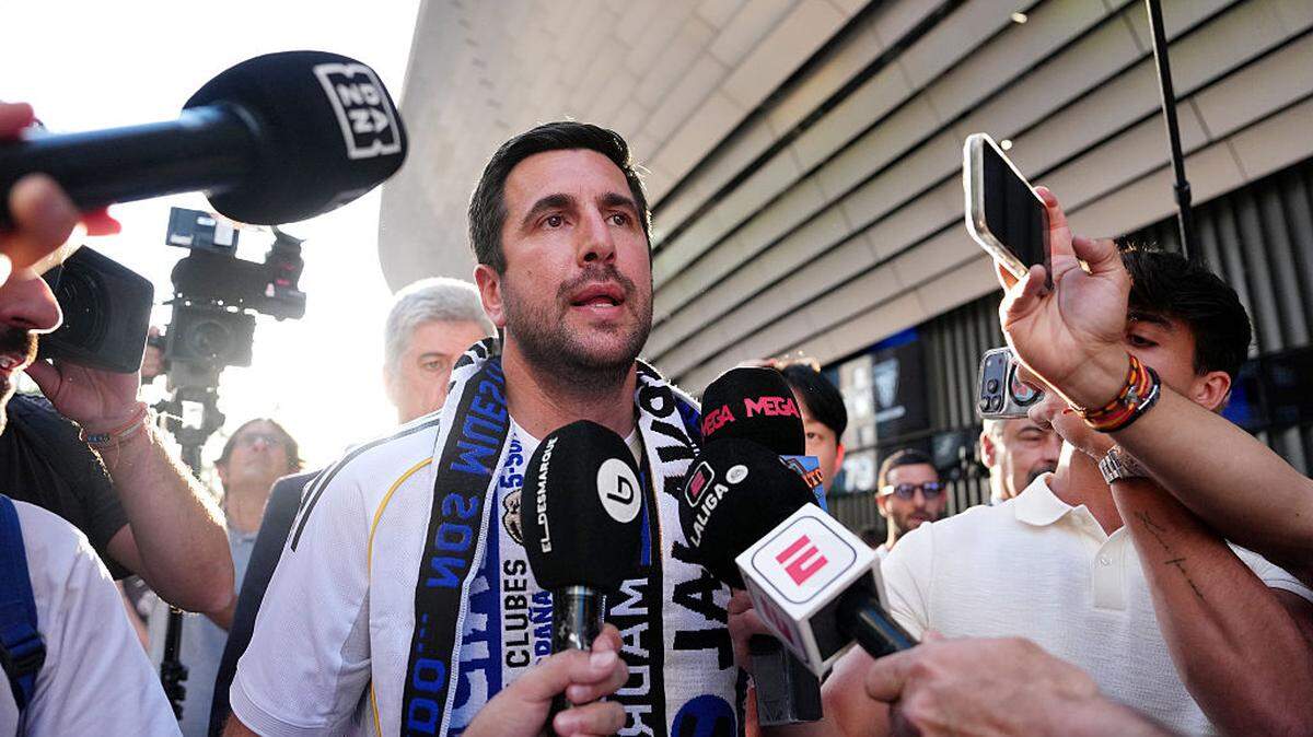 El empresario Enrique Riquelme habla con la prensa sobre su candidatura a la presidencia del Real Madrid, el 23 de mayo de 2026 en Madrid. 
