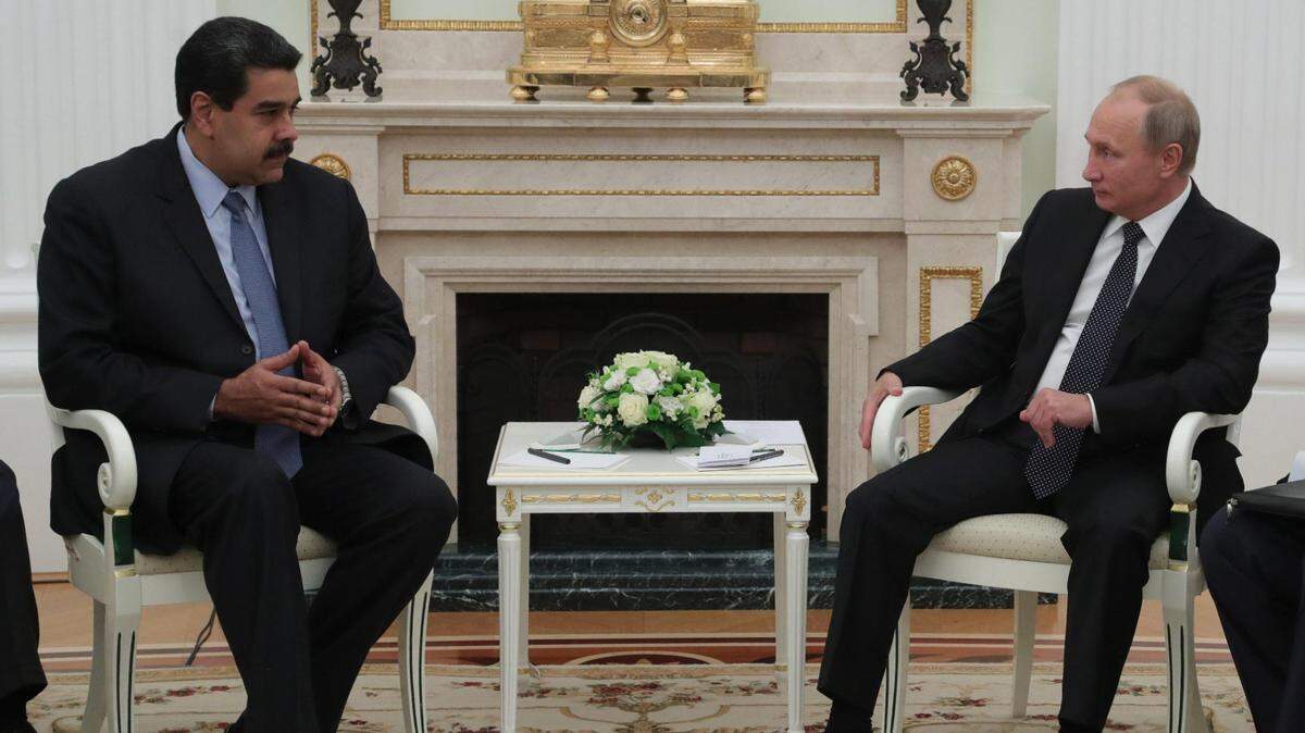 El mandatario ruso Vladímir Putin (der.) habla con el gobernante venezolano Nicolás Maduro durante una reunión en el Kremlin de Moscú, Rusia, el 4 de octubre de 2017.