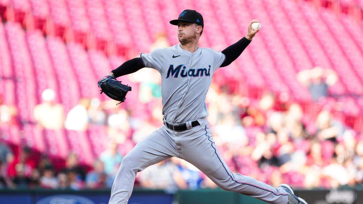 El abridor de los Marlins Braxton Garrett lanza en el primer inning del partido ante los Rojos, celebrado el 27 de julio de 2022 en Cincinnati.