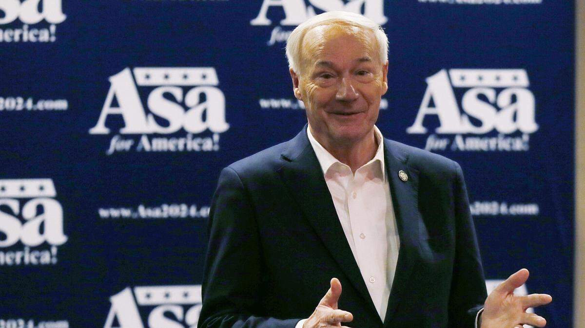El exgobernador de Arkansas, Asa Hutchinson, habla con votantes en un restaurante en Ames, Iowa, el domingo 14 de enero de 2024. Hutchinson anunció el martes 16 de enero que abandona la contienda presidencial republicana tras el caucus de Iowa.