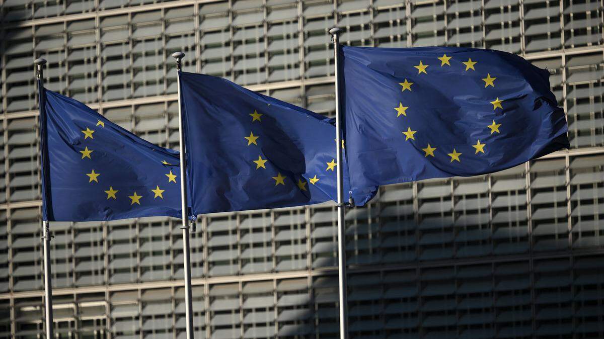 Esta fotografía muestra banderas de la Unión Europea frente al edificio Berlaymont, sede de la Comisión Europea, en Bruselas, el 15 de diciembre de 2025.