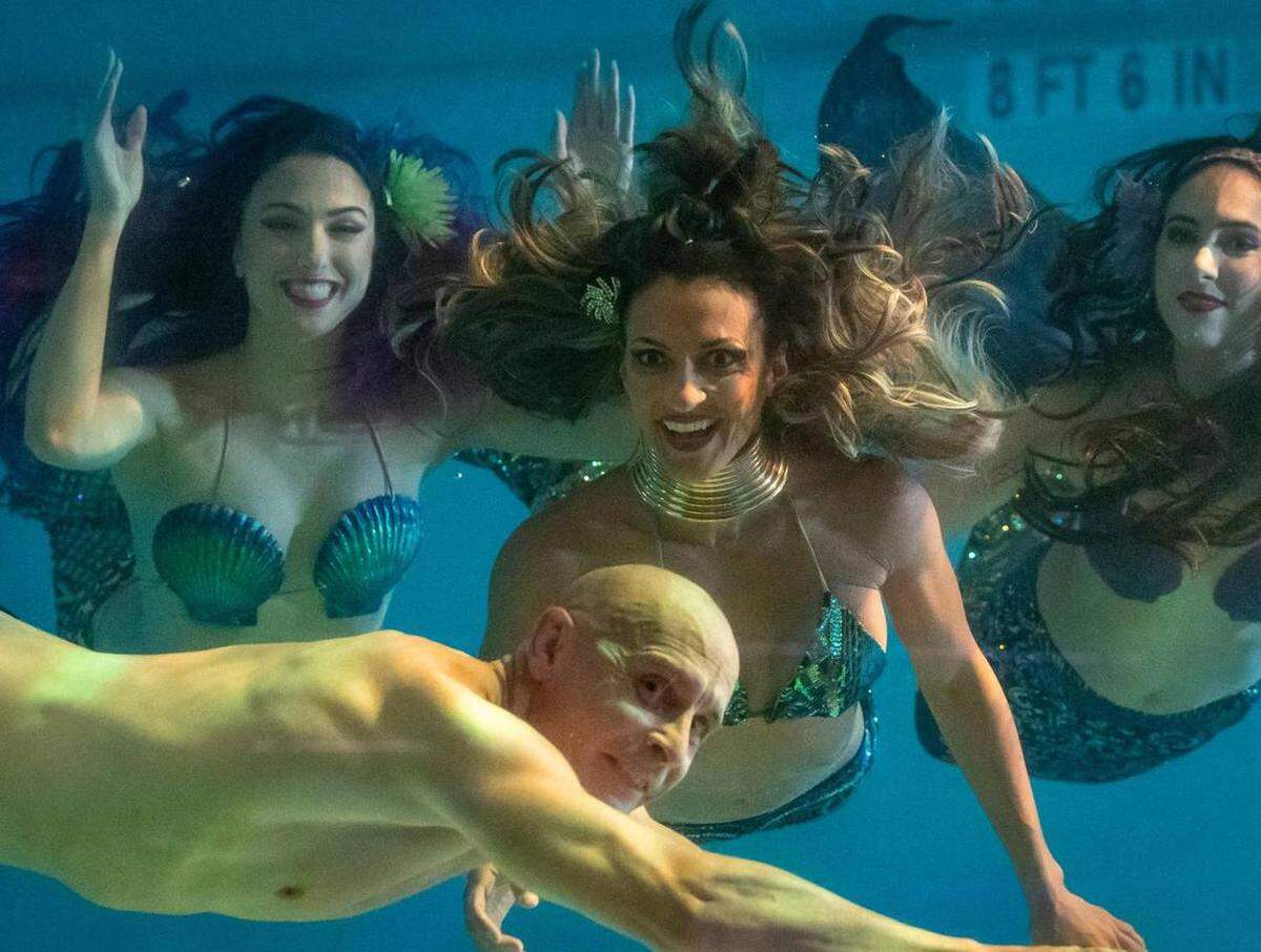 Dominique King, Marina Anderson, Erin Conner y Brian Dohner ensayan en el Wreck Bar en Fort Lauderdale.