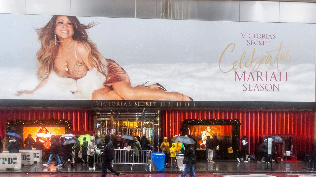 La cantante Mariah Carey se ha autoproclamado la “Reina de la Navidad” gracias a su exitosa canción “All I Want for Christmas is You”. En la foto del 3 de diciembre de 2023, la cantante aparece en una publicidad de Victoria’s Secret en Fifth Avenue de Nueva York.