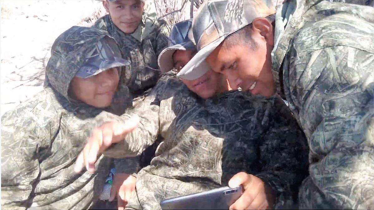 Sergio y varios amigos cruzando el desierto, en una imagen tomada de su canal de Youtube.