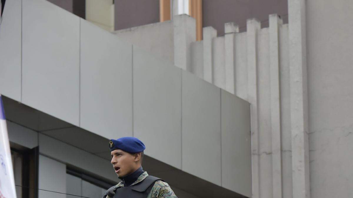Los miembros del Ejército ecuatoriano se mantienen en guardia frente al edificio del Consejo Nacional Electoral en Quito el 1 de abril de 2017, en vísperas de la segunda vuelta presidencial.