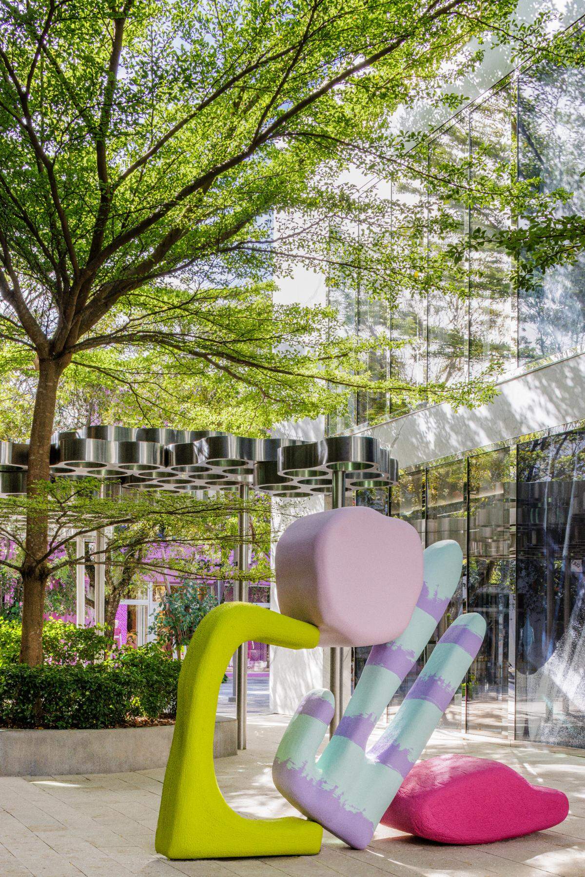 Una serie de esculturas surrealistas coloridas acompañadas de una interesantísima experiencia de realidad virtual para todas las edades que estará en exhibición hasta mayo de 2022 en el Miami Design District.