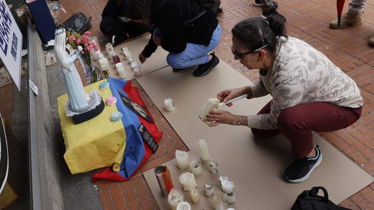 BOGOTÁ (COLOMBIA), 09/06/2025. Personas ponen velas junto a una virgen en honor al senador y precandidato presidencial colombiano Miguel Uribe Turbay este martes, en la Fundación Santa Fe de Bogotá (Colombia). Uribe Turbay, herido en un atentado el pasado sábado, “permanece en estado crítico” pero “estable”, señaló la Fundación Santa Fe de Bogotá, donde está ingresado. EFE/ Mauricio Dueñas Castañeda
