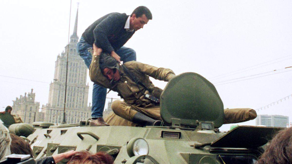 Un manifestante prodemocracia se enfrenta a un soldado soviético durante un intento de golpe de Estado contra el presidente soviético Mijaíl Gorbachov, el 19 de agosto de 1991. Predecir la caída Gorbachov fue un tema recurrente entre los expertos, algo en lo que se equivocaron frecuentemente, escribe José Azel.
