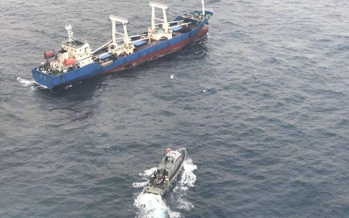 Una patrullera ecuatoriana se acerca al Fu Yuan Yu Leng 999, cargado de tiburones amenazados cuya captura es ilegal.