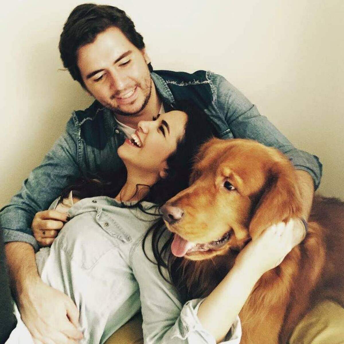 Santi y Laurita consideran a su mascota Max su bebé de cuatro patas.