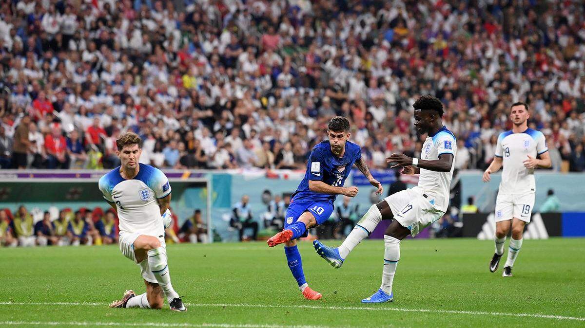 El jugador de Estados Unidos Christian Pulisic patea el balón en el partido del Grupo B contra Inglaterra