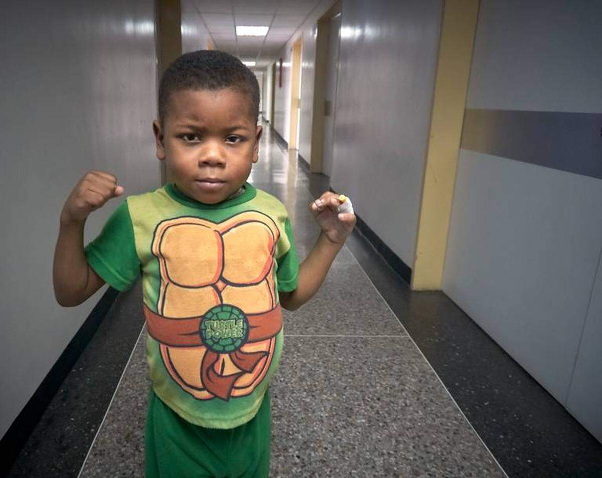 Winder Rangel, de 9 años y paciente de nefrología en Caracas, posa para la cámara como un ninja, pero a veces le resulta difícil levantar los brazos.