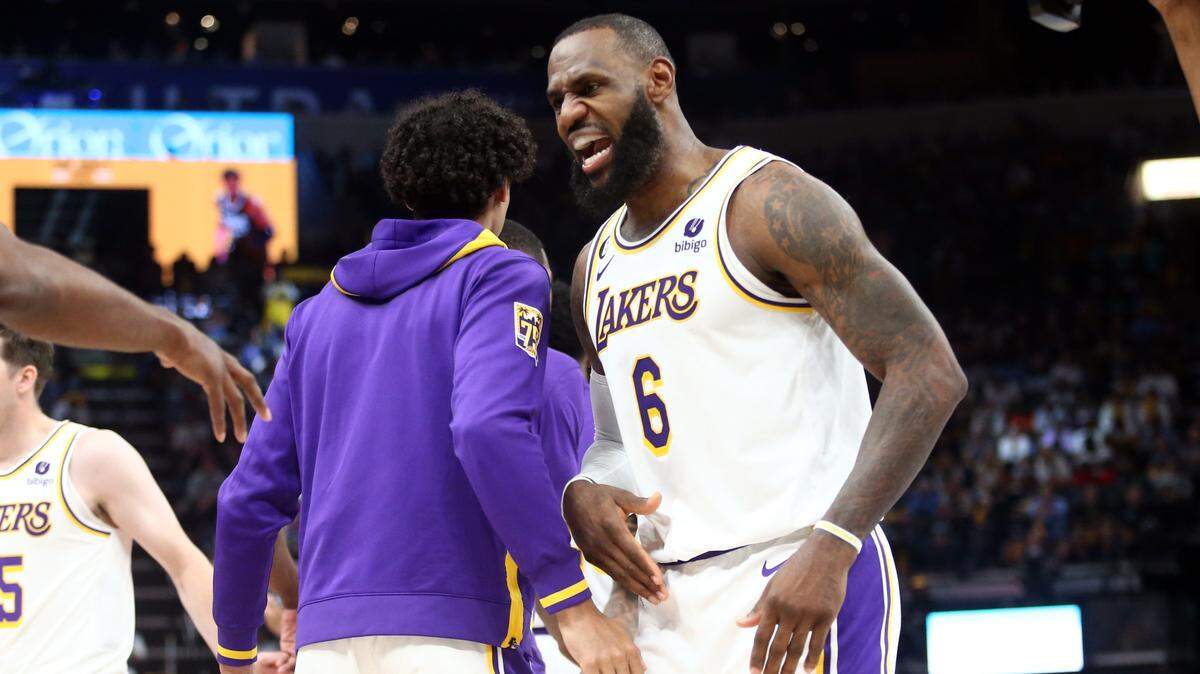 La estrella de los Lakers LeBron James (der.) reacciona con su compañero de equipo Max Christie tras una jugada en el partido ante los Grizzlies, celebrado el 16 de abril de 2023 en Memphis.
